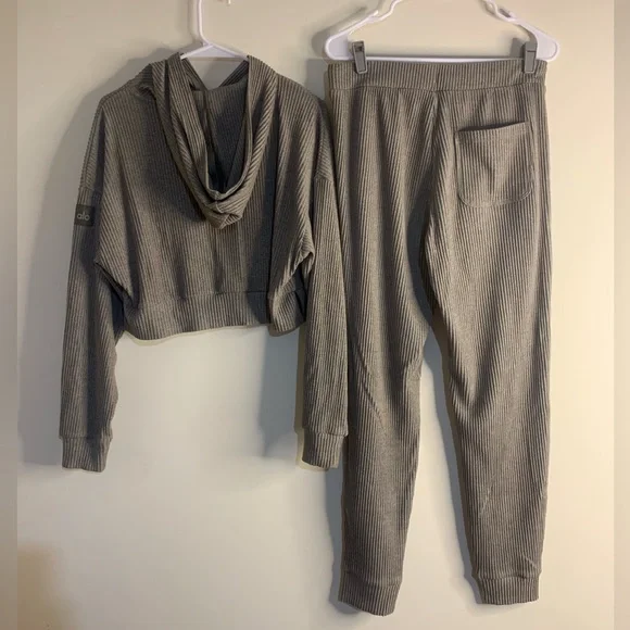 ALO Yoga Muse Sweatshirt & Sweatpants in Olive Tree Heather - Picture 4 of 11